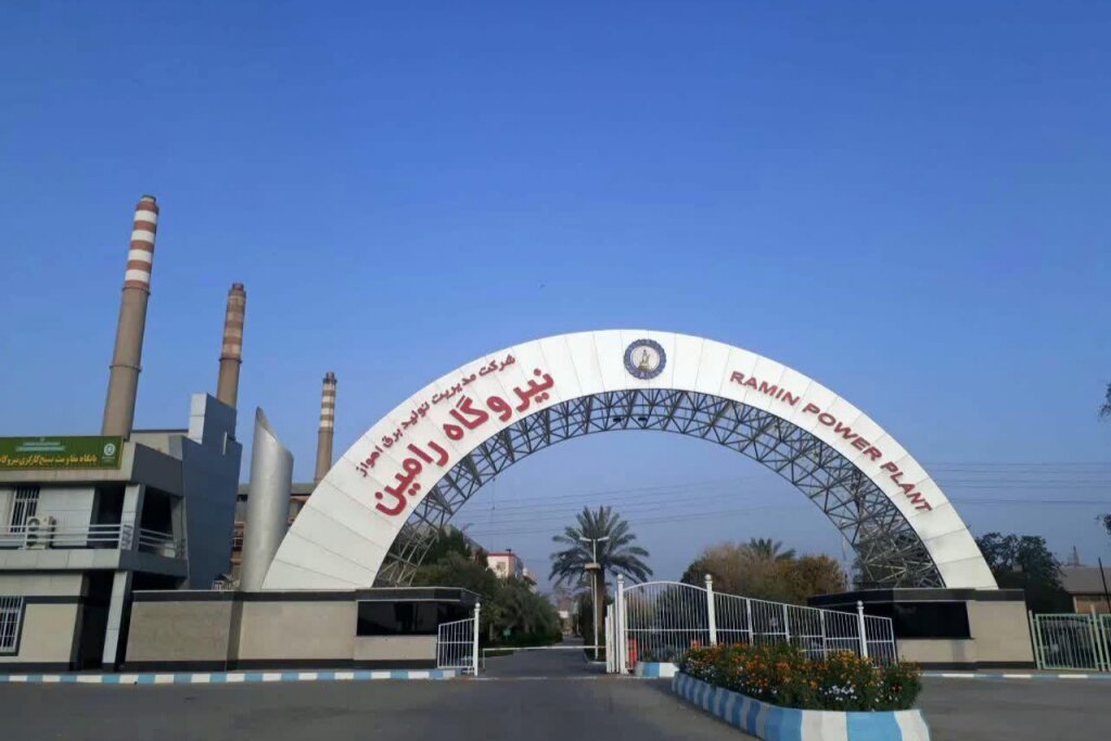 دانشجویان خوزستانی دور نیروگاه رامین اهواز زنجیره انسانی تشکیل می‌دهند