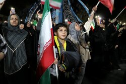 خمینی شهری‌ها در سوگ رهبر شهید انقلاب فریاد هیهات من الذله سر دادند