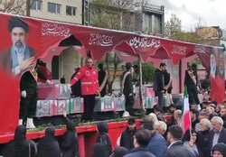 سلین کوچولو در آغوش پدر