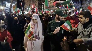 زوج پاسدار یاسوجی با بدرقه مردم در تجمع شبانه به خانه بخت رفتند