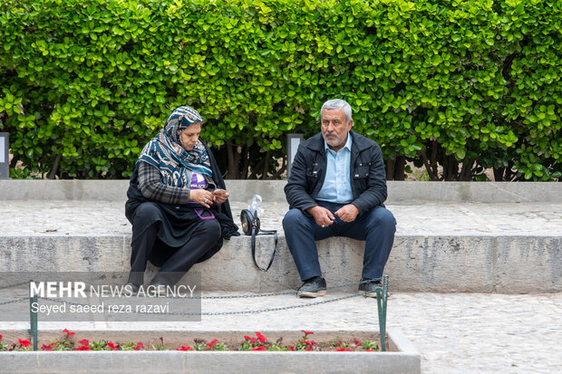 مسافران نوروزی در باغ فین کاشان