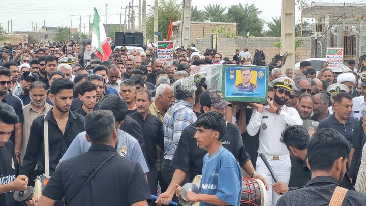 تشییع و تدفین ۲ شهید ناو دنا در حاجی‌آباد
