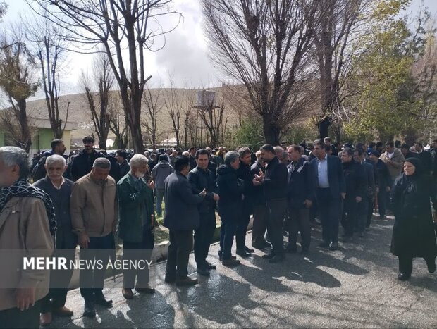 سلین کوچولو در آغوش پدر