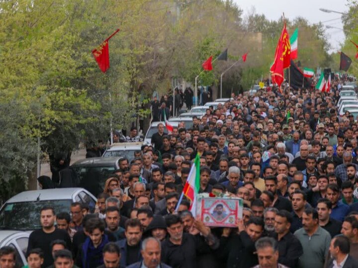مردم مهریز پیکر شهید«دهقان دهنوی» را در زیر باران بدرقه کردند