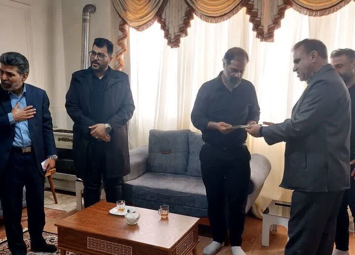 دیدار مسئولان با خانواده‌ شهدای جنگ رمضان در ازنا و دورود