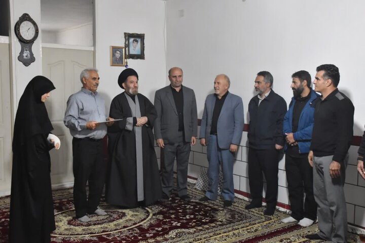 دیدار امام جمعه خرم‌آباد با خانواده شهدای جنگ رمضان