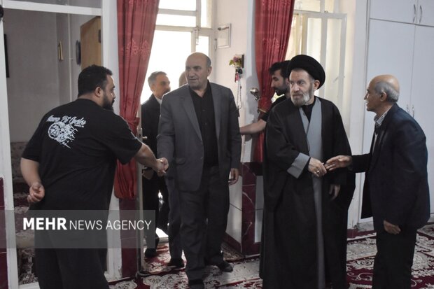 دیدار مسئولان لرستان با خانواده‌ شهدای جنگ رمضان