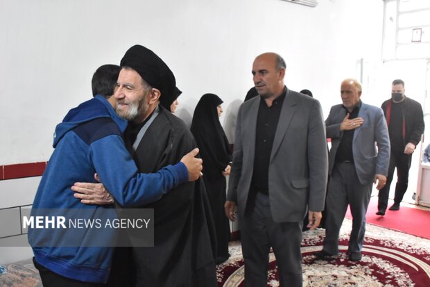 دیدار مسئولان لرستان با خانواده‌ شهدای جنگ رمضان