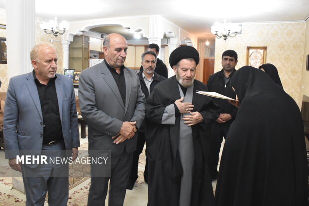 دیدار مسئولان لرستان با خانواده‌ شهدای جنگ رمضان