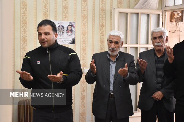 دیدار مسئولان لرستان با خانواده‌ شهدای جنگ رمضان