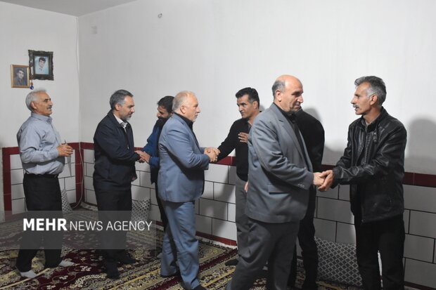 دیدار مسئولان لرستان با خانواده‌ شهدای جنگ رمضان