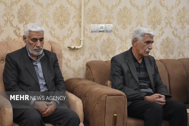 دیدار مسئولان لرستان با خانواده‌ شهدای جنگ رمضان