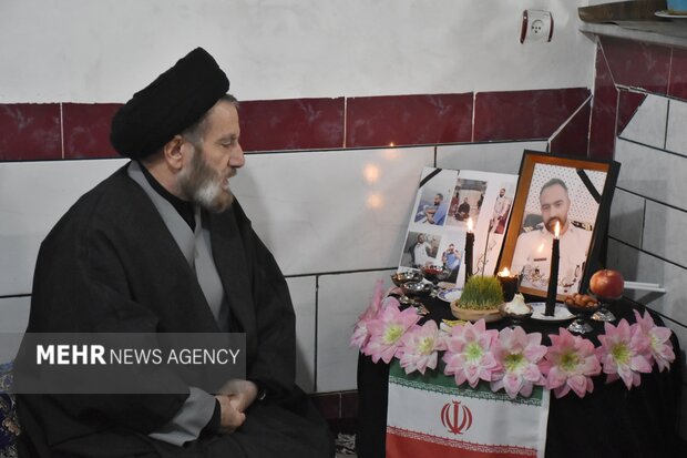 دیدار مسئولان لرستان با خانواده‌ شهدای جنگ رمضان