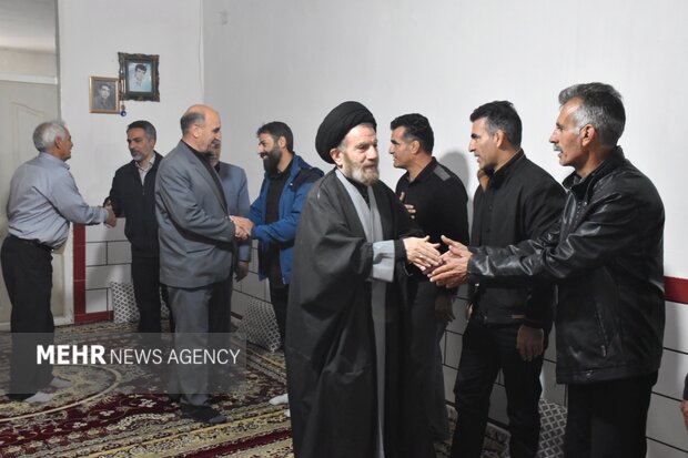 دیدار مسئولان لرستان با خانواده‌ شهدای جنگ رمضان