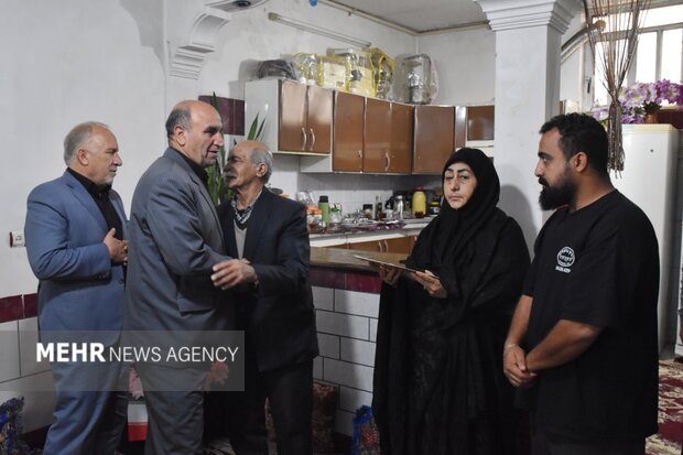دیدار مسئولان لرستان با خانواده‌ شهدای جنگ رمضان