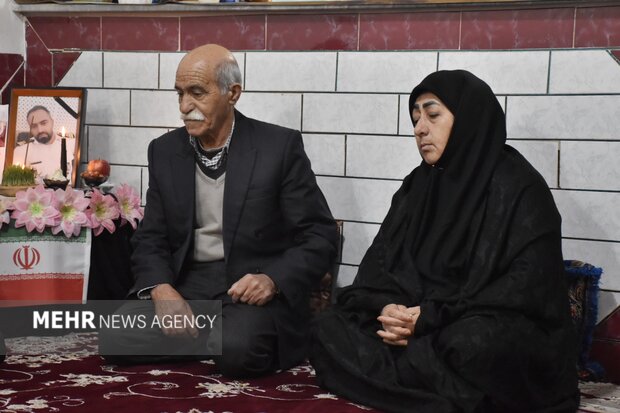 دیدار مسئولان لرستان با خانواده‌ شهدای جنگ رمضان