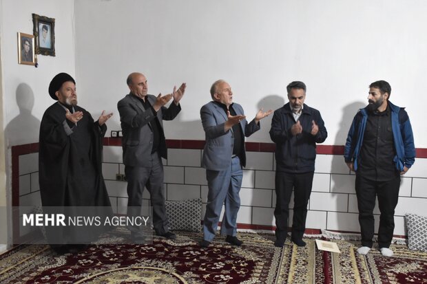 دیدار مسئولان لرستان با خانواده‌ شهدای جنگ رمضان