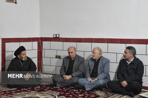 دیدار مسئولان لرستان با خانواده‌ شهدای جنگ رمضان