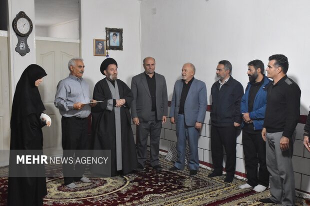دیدار مسئولان لرستان با خانواده‌ شهدای جنگ رمضان