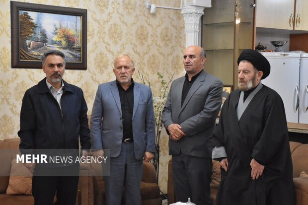 دیدار مسئولان لرستان با خانواده‌ شهدای جنگ رمضان
