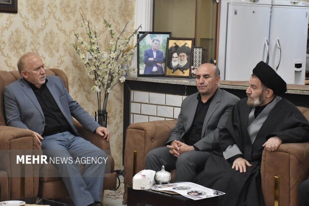 دیدار مسئولان لرستان با خانواده‌ شهدای جنگ رمضان