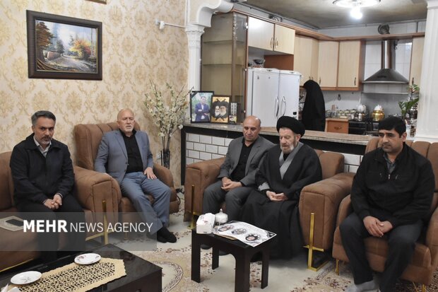 دیدار مسئولان لرستان با خانواده‌ شهدای جنگ رمضان