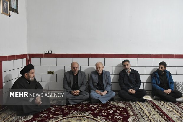 دیدار مسئولان لرستان با خانواده‌ شهدای جنگ رمضان