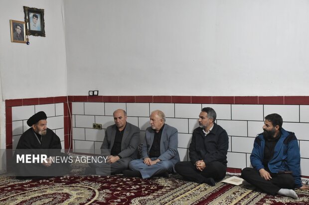 دیدار مسئولان لرستان با خانواده‌ شهدای جنگ رمضان