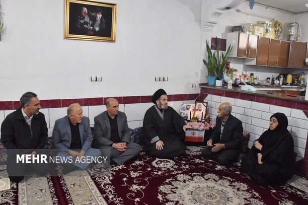 دیدار مسئولان لرستان با خانواده‌ شهدای جنگ رمضان