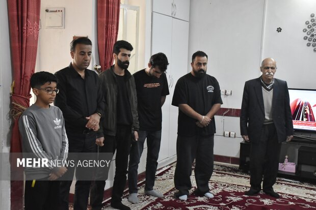 دیدار مسئولان لرستان با خانواده‌ شهدای جنگ رمضان