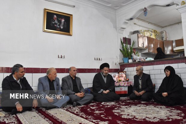 دیدار مسئولان لرستان با خانواده‌ شهدای جنگ رمضان