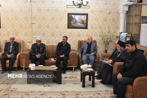 دیدار مسئولان لرستان با خانواده‌ شهدای جنگ رمضان