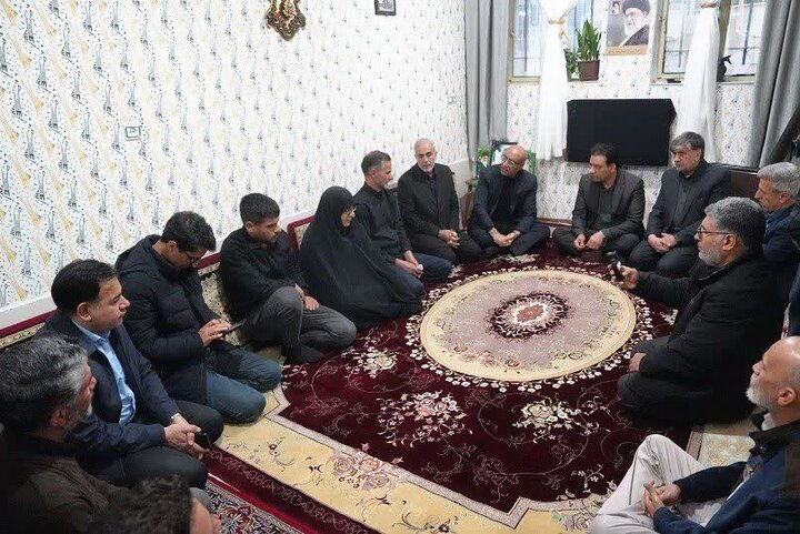 استاندار کرمانشاه با خانواده شهدای ناو دنا دیدار کرد