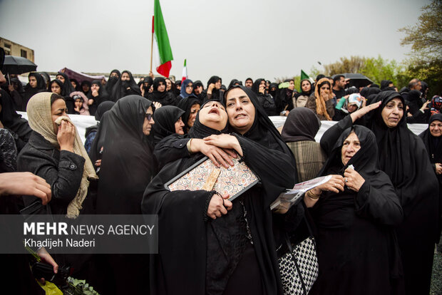 تشییع پیکر مطهر ۱۴ شهید جنگ رمضان در اصفهان