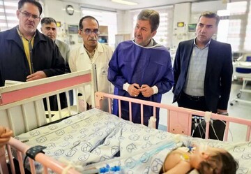 عیادت استاندار اصفهان از کودکان مصدوم جنگ در بیمارستان امام حسین