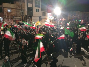 عهدخوانی رهبر شهید در میدان شهرداری فریدن زیر باران شدید