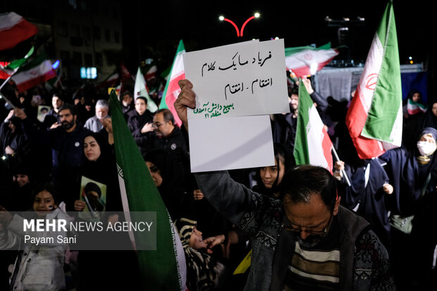 اجتماع حمایت از رزمندگان در مقابله با دشمن آمریکایی - صهیونی