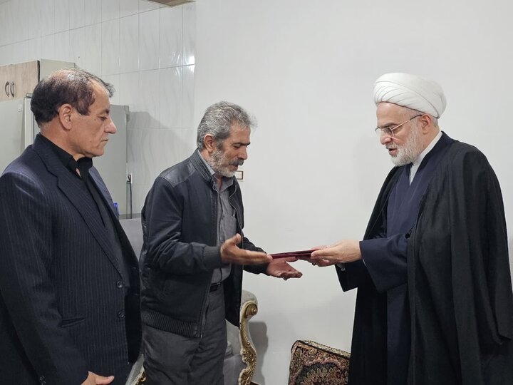 دیدار نماینده ولی‌فقیه در کردستان با خانواده شهدای جنگ رمضان در قروه