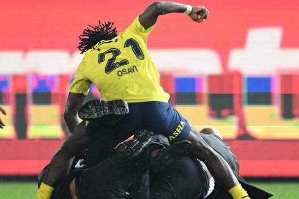 مدافع نیجریه پیش از دیدار با ایران ۶ هزار لیر جریمه شد!