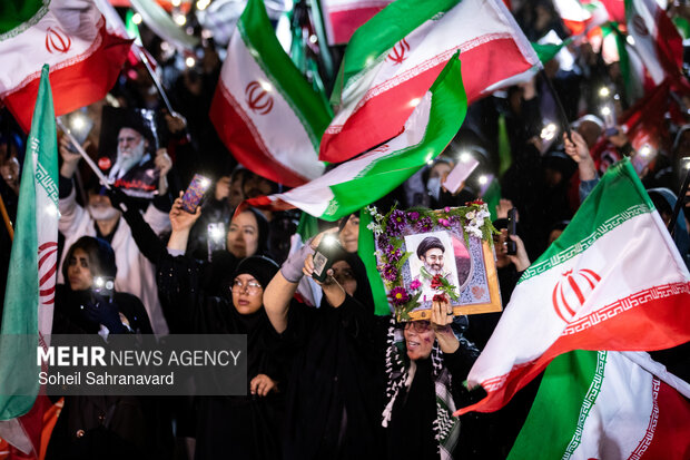 اجتماع حمایت از رزمندگان در مقابله با دشمن آمریکایی - صهیونی