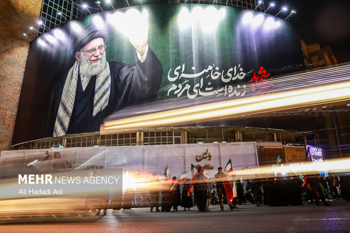 عزاداری مردم در سوگ رهبر شهید در میدان حضرت ولیعصر (عج) تهران