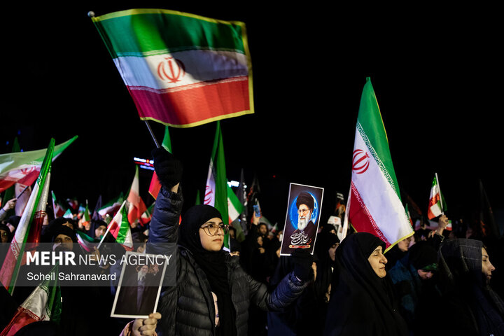 عزاداری و تجمع مردمی در سوگ رهبر شهید در میدان شهدای هفتم تیر تهران