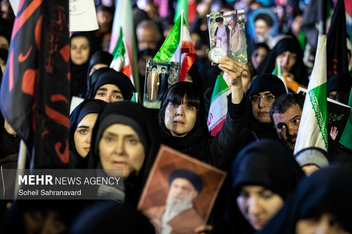عزاداری و تجمع مردمی در سوگ رهبر شهید در میدان شهدای هفتم تیر تهران