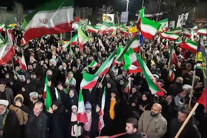 İran halkı meydanları boş bırakmıyor