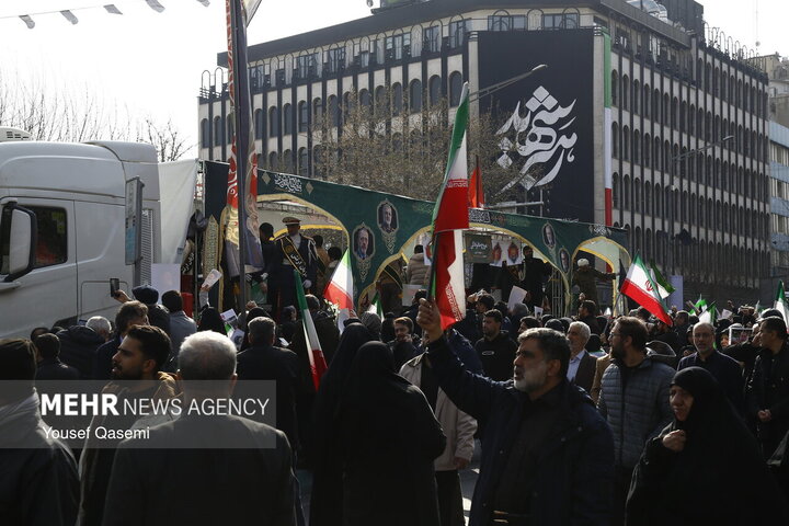 تشییع پیکر ۳۵ شهید جنگ رمضان در تهران