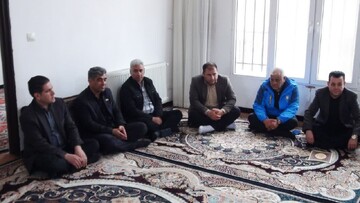 فرماندار گیلانغرب با خانواده دو شهید دیدار کرد