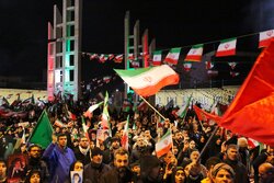 طنین سرود جمهوری اسلامی ایران در میدان انقلاب زنجان 