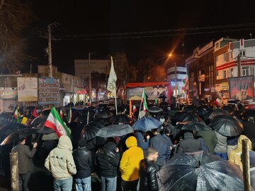 باران هم حریف ایمان نشد؛ بیست‌وهفتمین شب تجمع مردم قروه