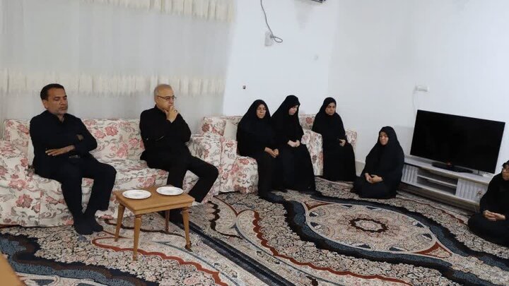 تکریم استاندار هرمزگان از خانواده شهدای جنگ رمضان