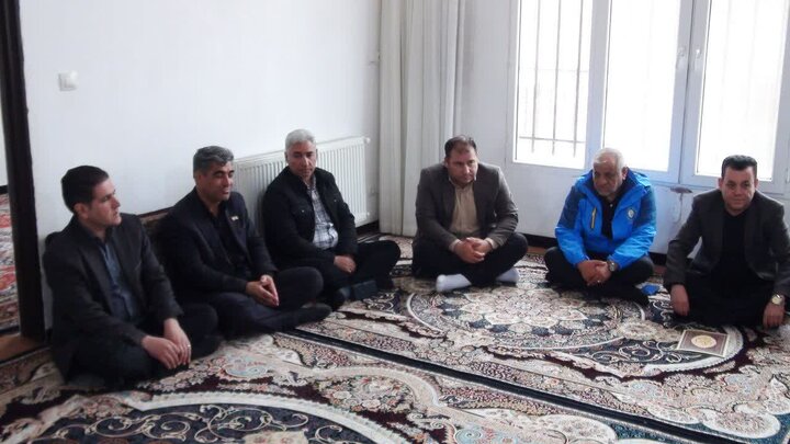 فرماندار گیلانغرب با خانواده دو شهید دیدار کرد
